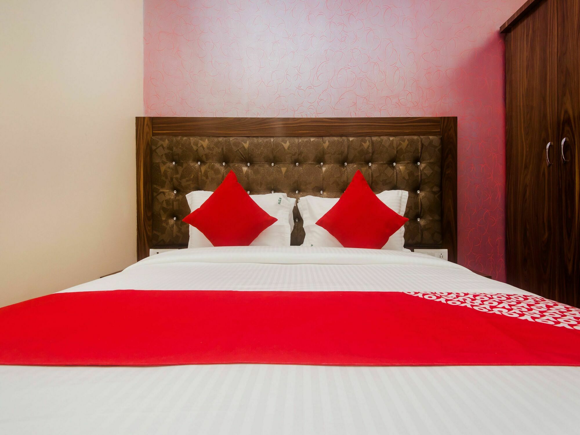 Hotel O Greenforest Near Airport Road Metro Station Bombay Extérieur photo