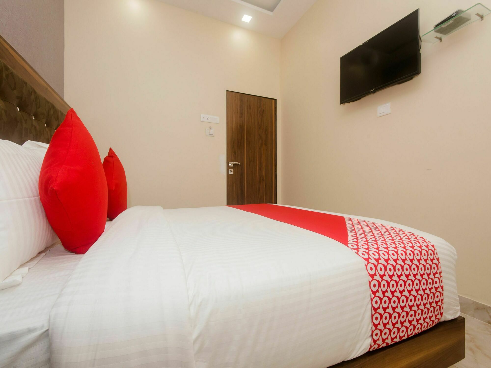 Hotel O Greenforest Near Airport Road Metro Station Bombay Extérieur photo